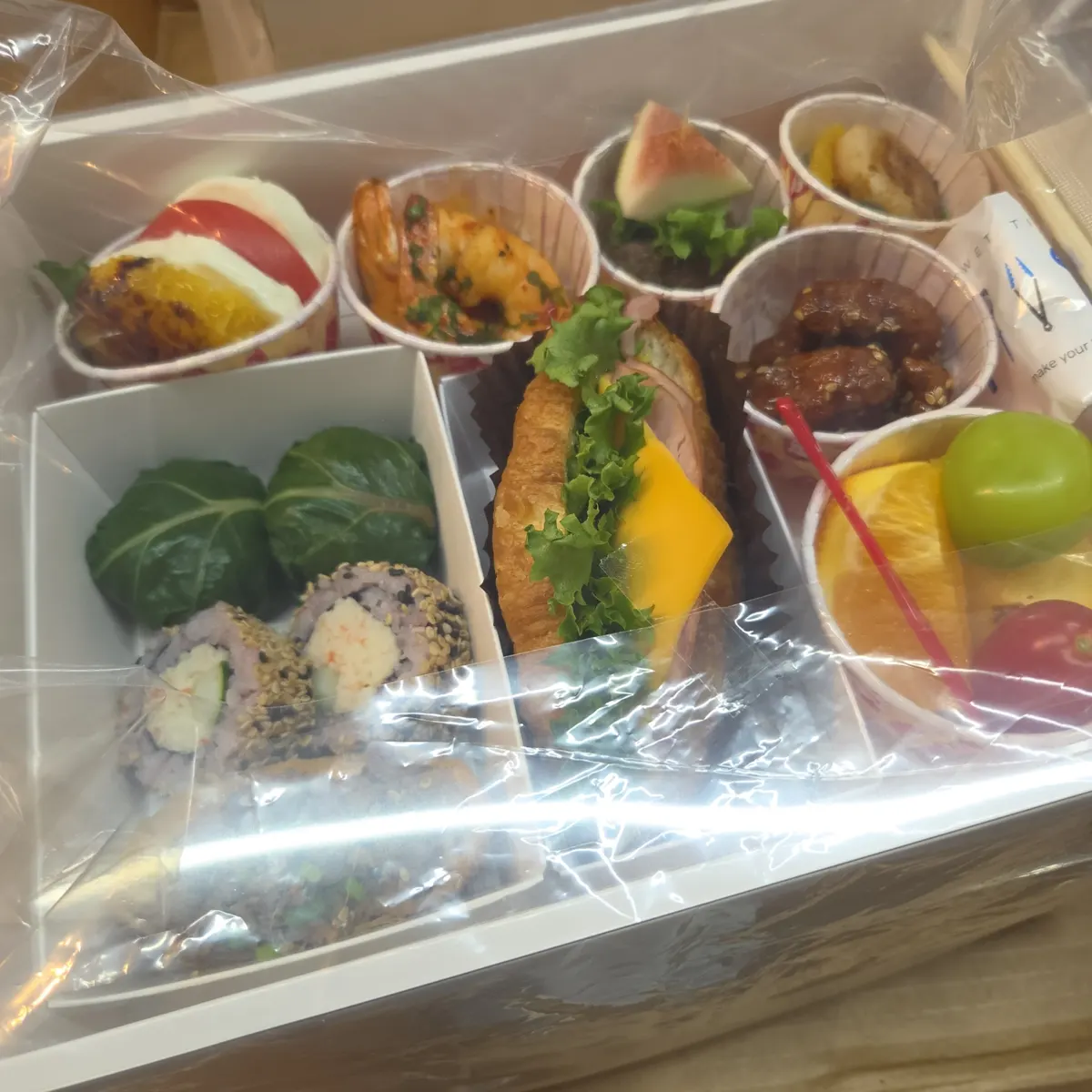 종로 빌딩 임원 도시락 비닐 포장 후 젓가락과 함께 마무리한 한 상자 모습
