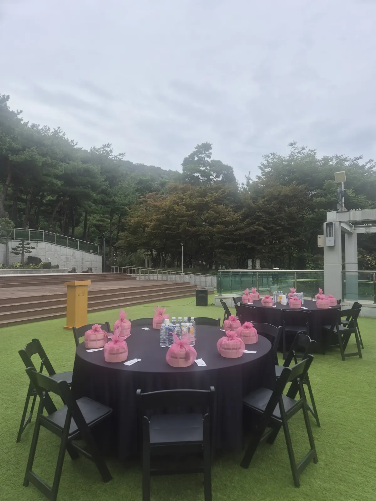 성북동 박물관 야외 잔디 연단 앞 원형 테이블 보자기 도시락 세팅 전경