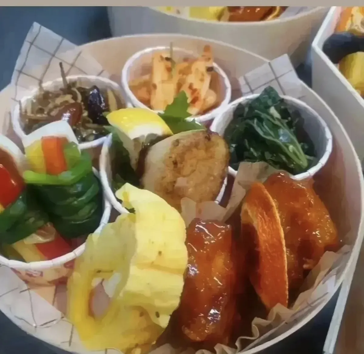 한강 요트장 VIP 도시락 둥근 상자에 담긴 반찬 구성 확대 모습