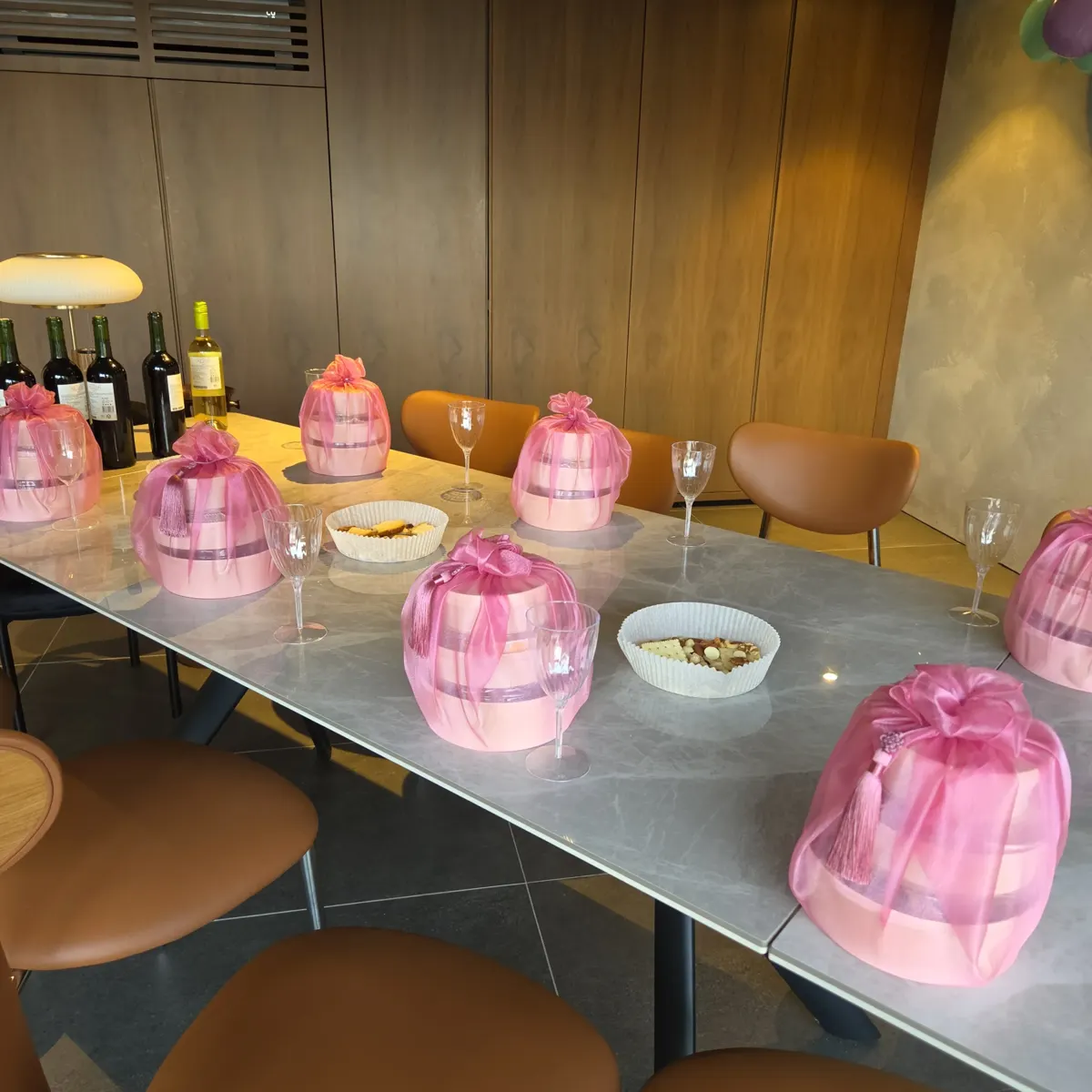 한강 요트장 VIP 보자기 도시락과 와인잔을 긴 테이블에 세팅한 완성 모습