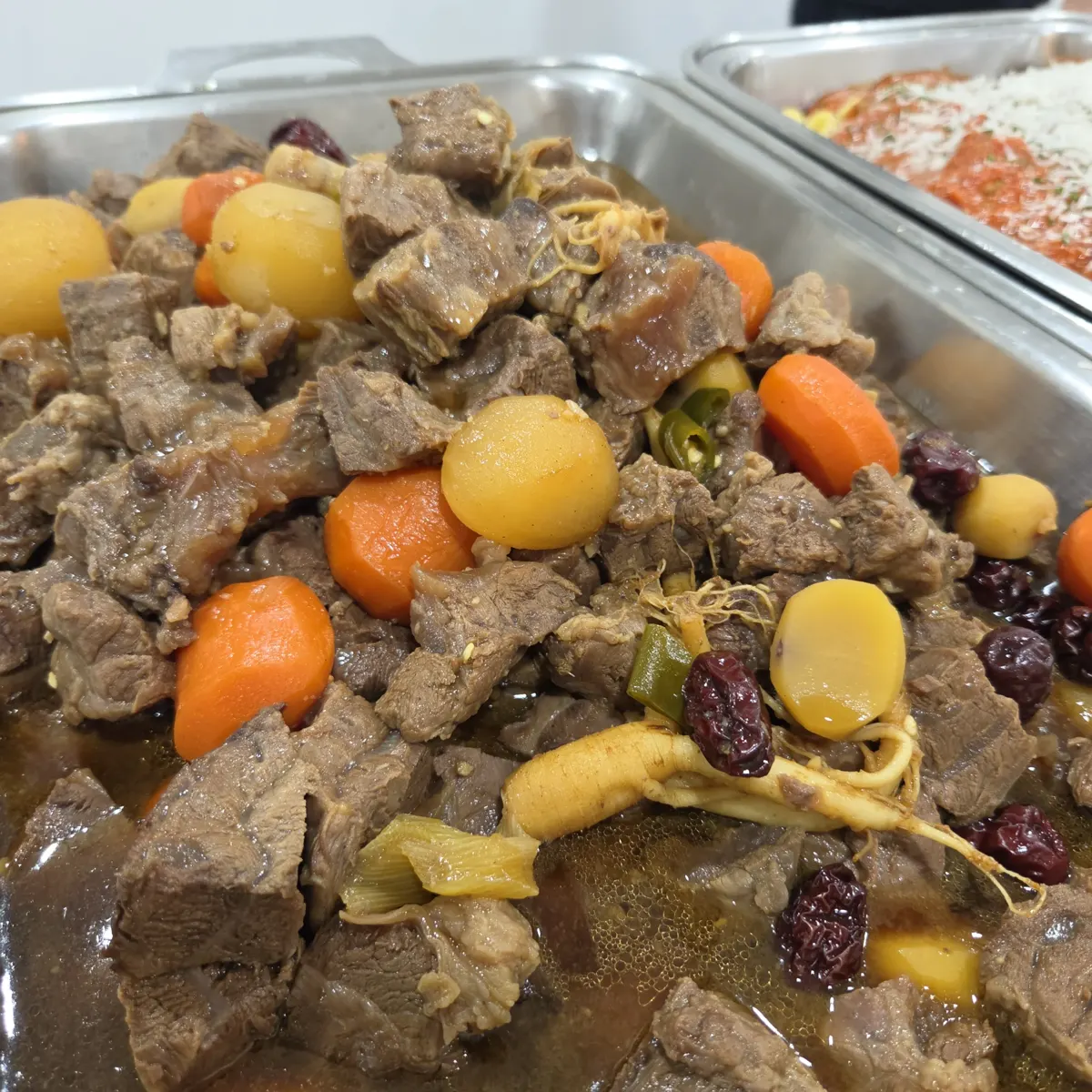 광진 대학원 입학식 케이터링 한식 소고기 찜을 보온 트레이에 담은 모습