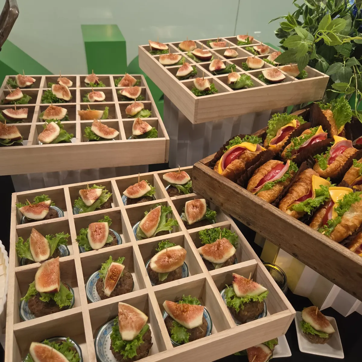 삼성동 코엑스 런치 케이터링 무화과를 올린 한입 음식을 나무 칸에 담은 모습