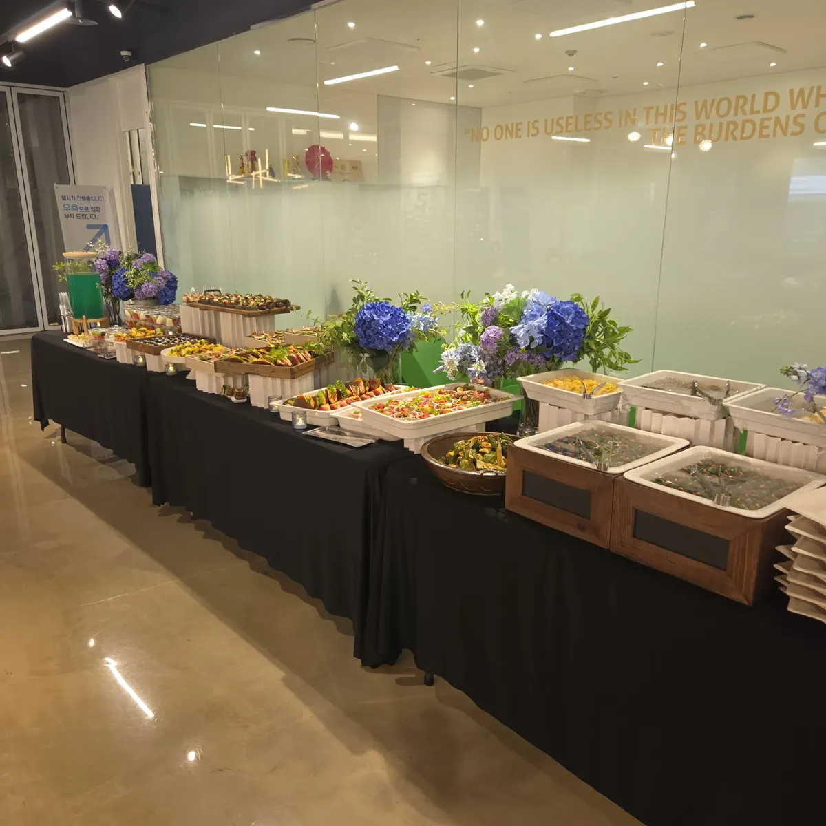 삼성동 코엑스 런치 케이터링 복도를 따라 길게 세팅한 뷔페 테이블 전경