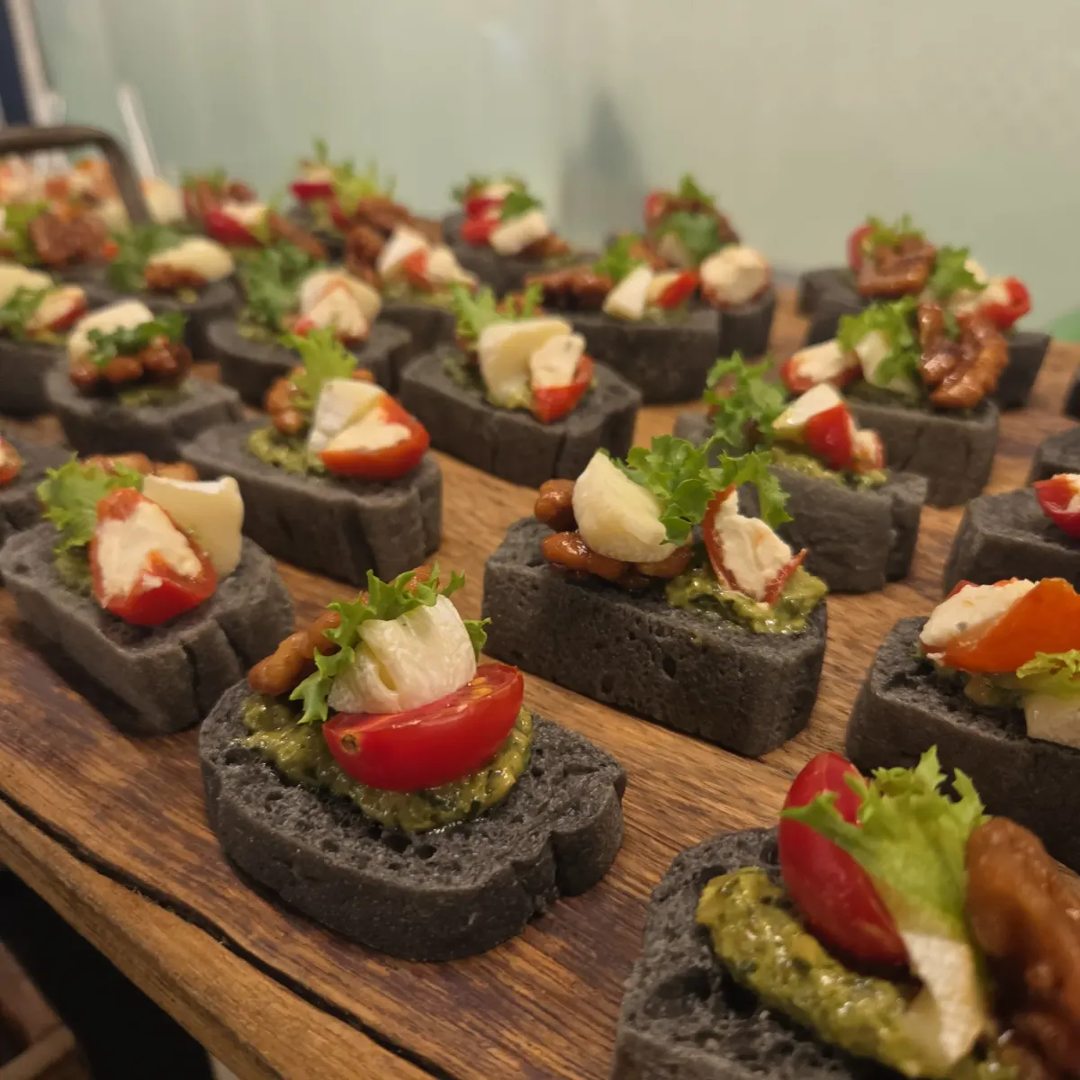 삼성동 코엑스 런치 케이터링 흑빵 위에 치즈와 토마토를 올린 핑거푸드