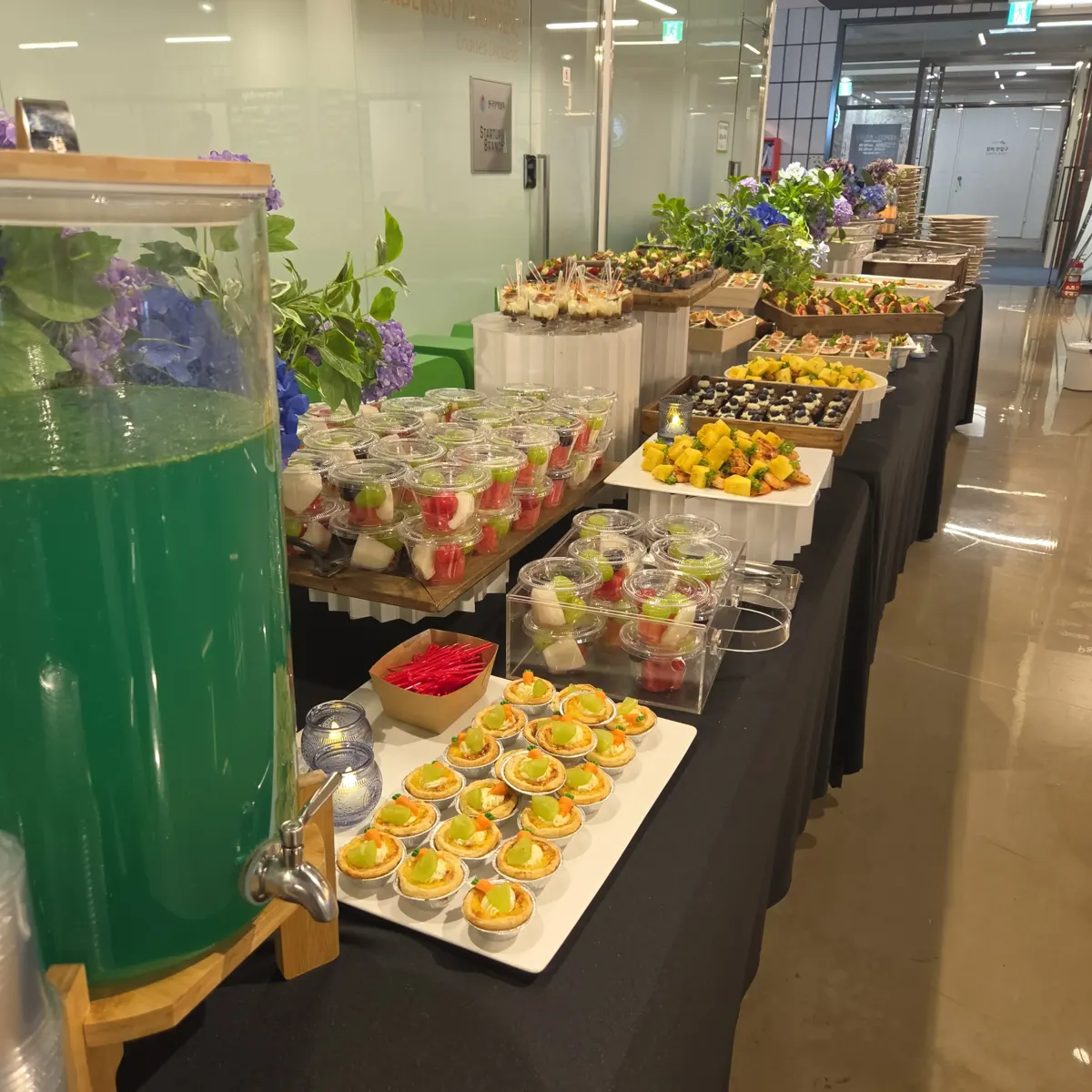 삼성동 코엑스 런치 케이터링 음료통과 과일컵을 한 구역에 세팅한 모습