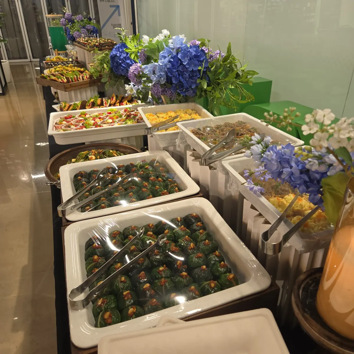 삼성동 코엑스 런치 케이터링 푸른 잎 말이를 흰 트레이에 담은 모습