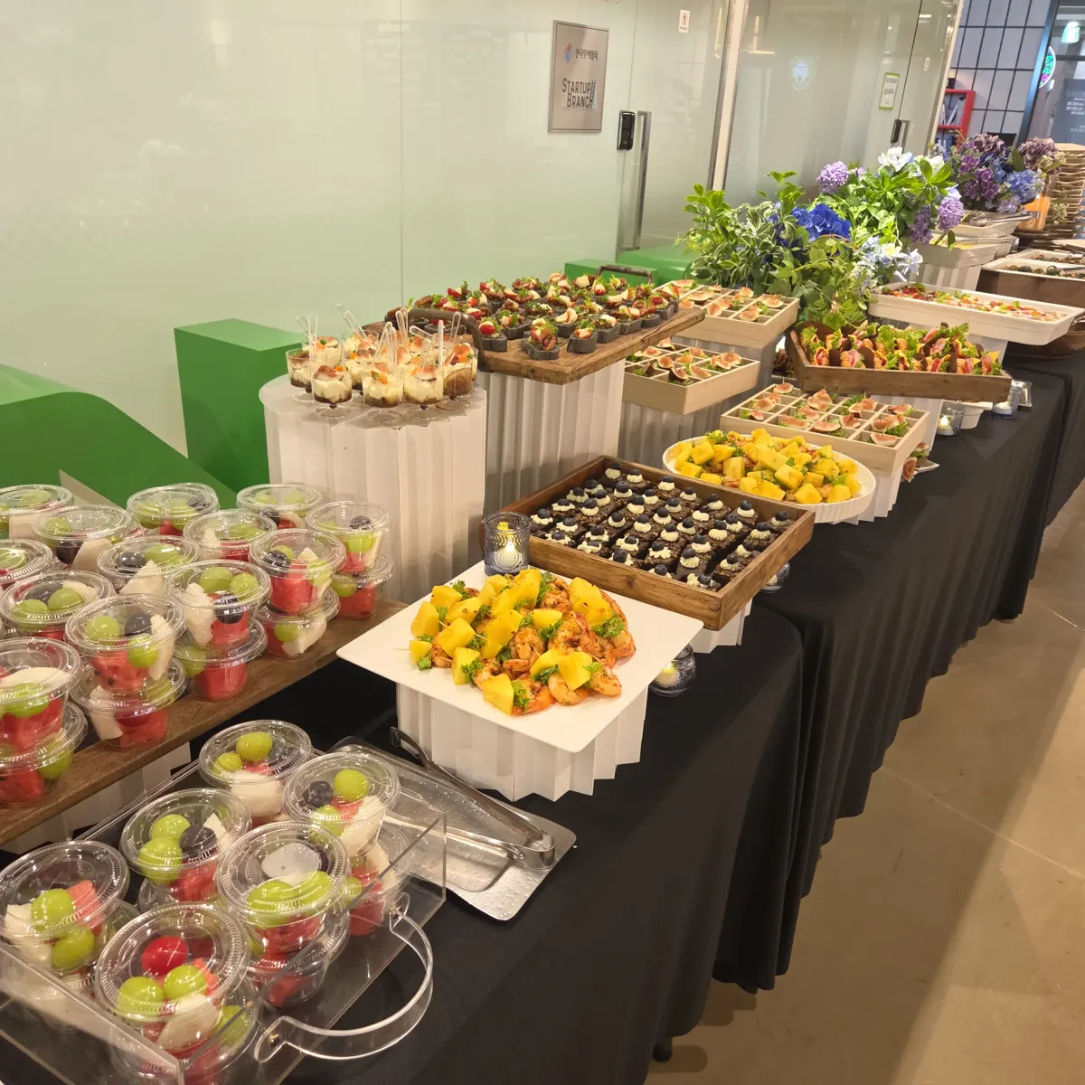 삼성동 코엑스 런치 케이터링 과일컵과 핑거푸드를 올린 완성된 뷔페 테이블