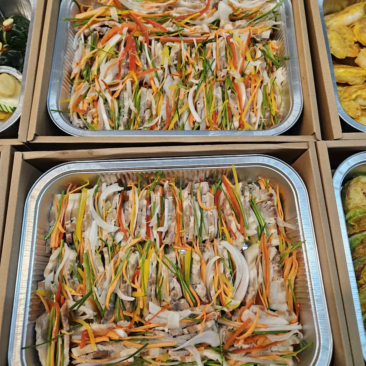 서울 칠순잔치 홈파티 음식배송용 편육을 채소 고명과 함께 트레이에 담은 준비 단계