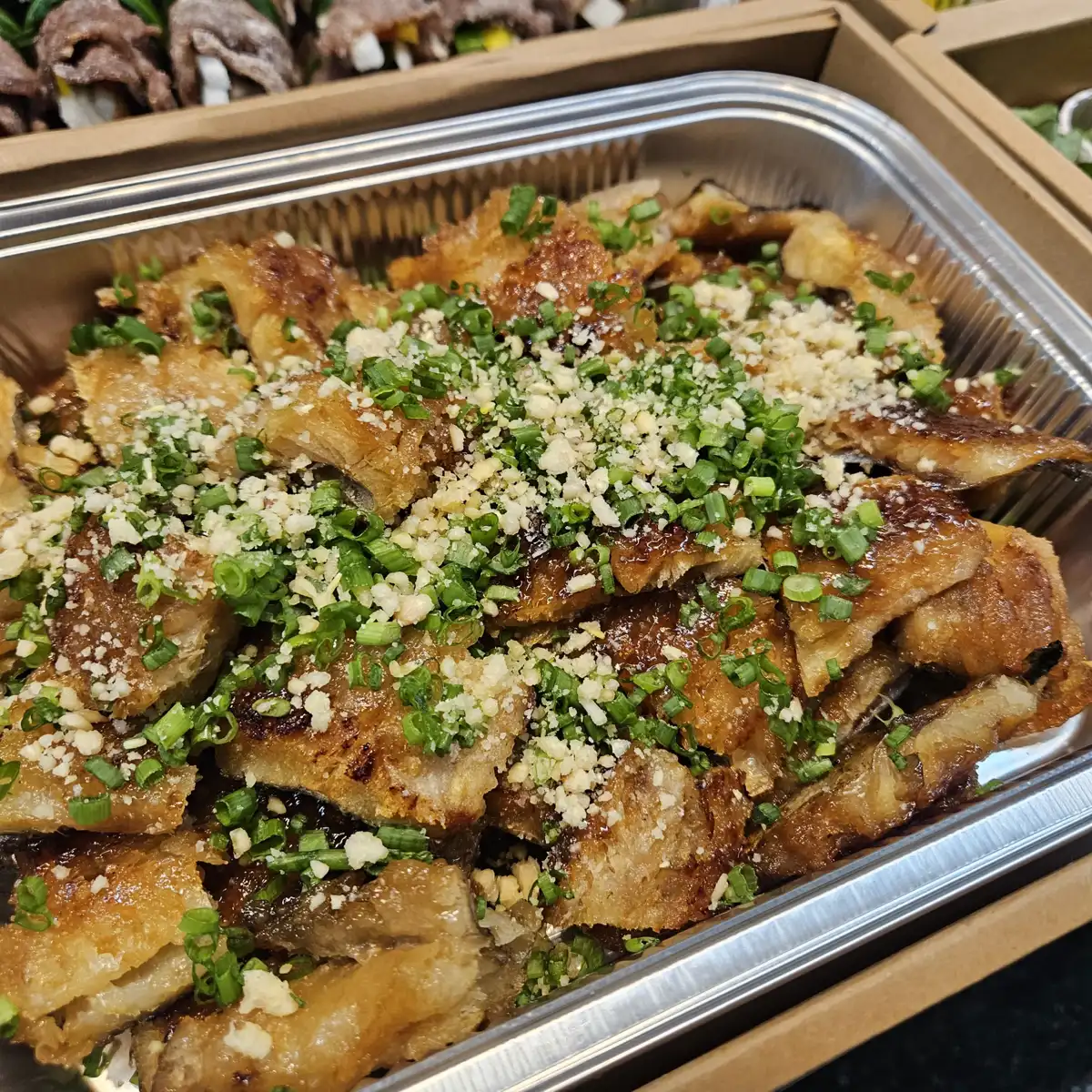 서울 칠순잔치 홈파티 음식배송용 양념구이를 쪽파와 견과로 마무리해 담은 단계