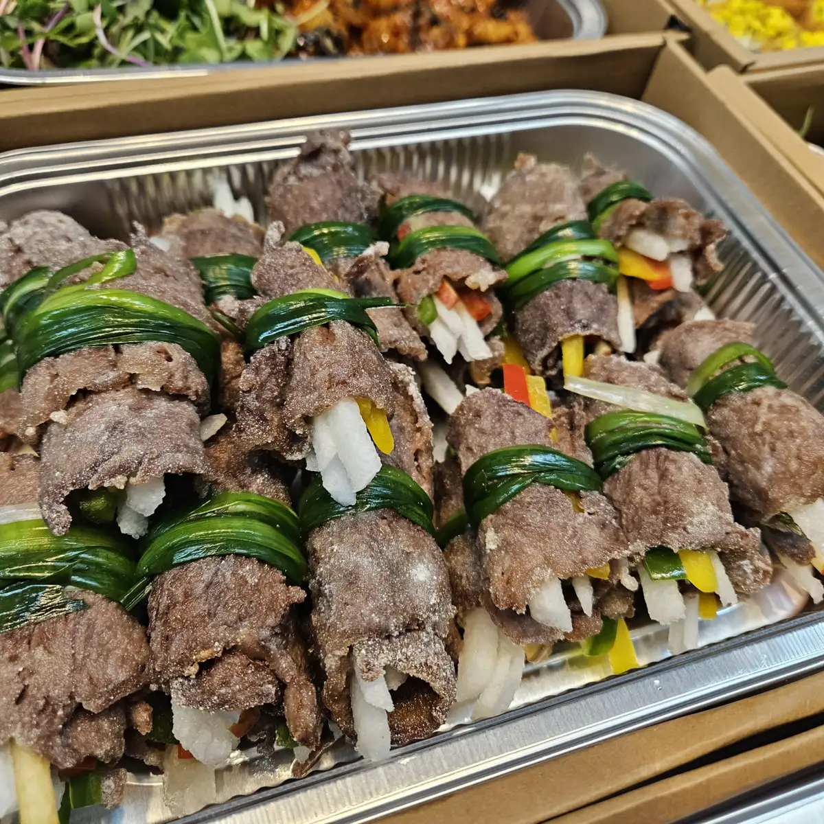 서울 칠순잔치 홈파티 음식배송용 쪽파로 묶은 소고기말이를 담은 포장 단계